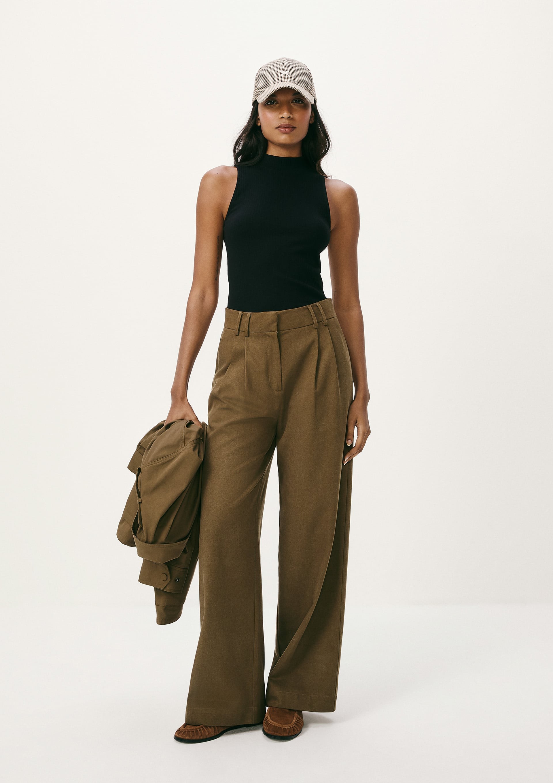 Regata Básica Gola Alta em Ribana Canelada - Preto